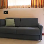 Colorful By The Beach-beahost ביביונה